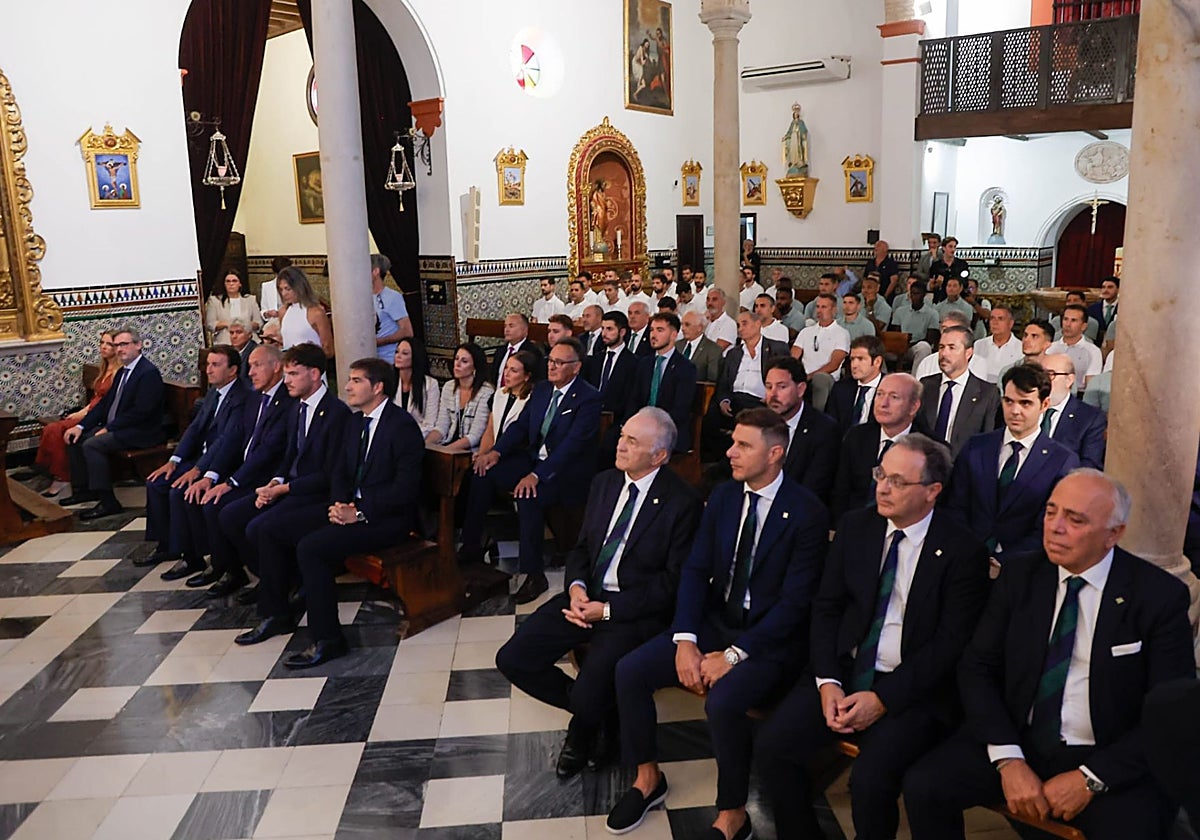 Futbolistas, técnicos y consejeros del Betis, en la Parroquia Nuestra Señora de Belén de Tomares