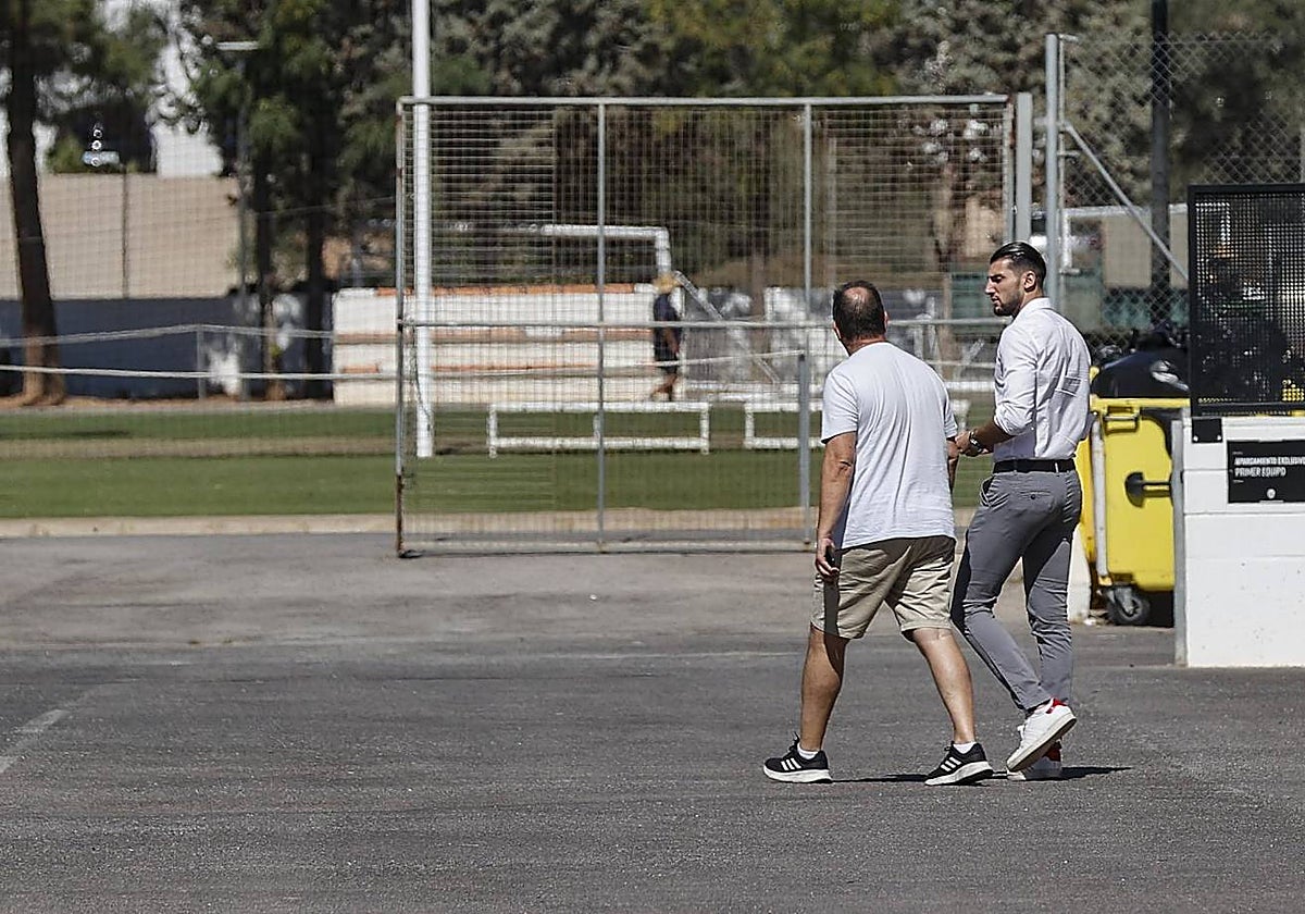 El jugador abandona la ciudad deportiva de Paterna después de abrirle expediente su club
