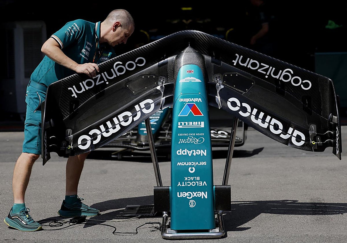 Un empleado de Aston Martin, en el garaje de Bakú