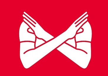 Si un árbitro de fútbol hace este gesto es que detecta racismo y puede suspender el partido