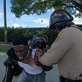 El jugador de la NFL Tyreek Hill pide el despido del policía que lo inmovilizó