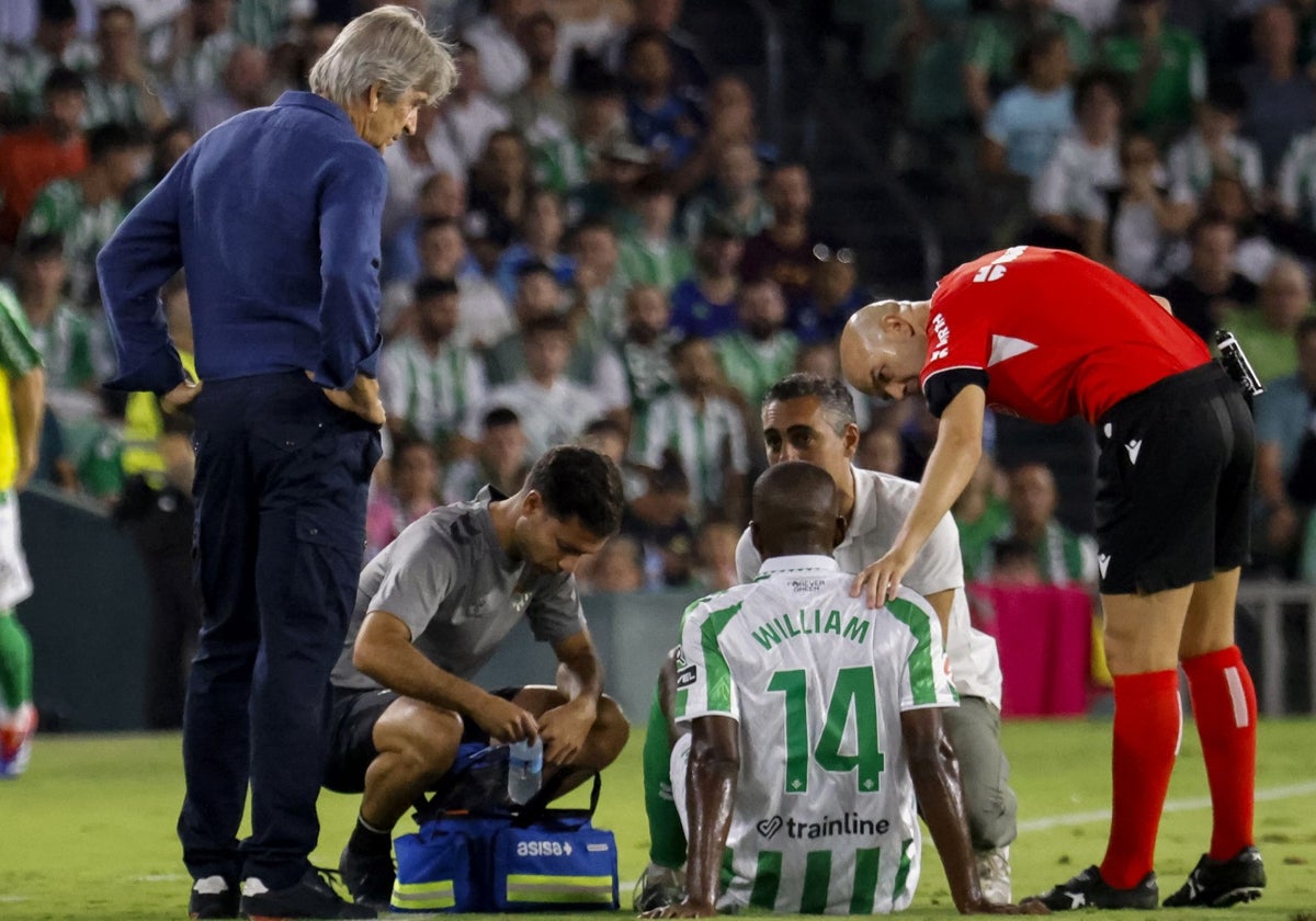 William Carvalho es atendido sobre el césped del Villamarín tras caer lesionado