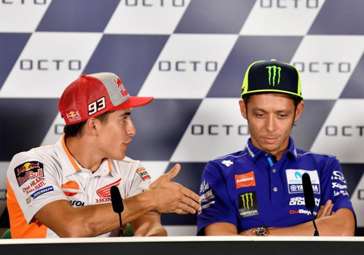 Rossi se niega a estrechar la mano de Márquez durante un a conferencia de prensa