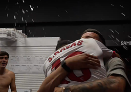 El simbólico abrazo entre Navas y Saúl, dos líderes de vestuario