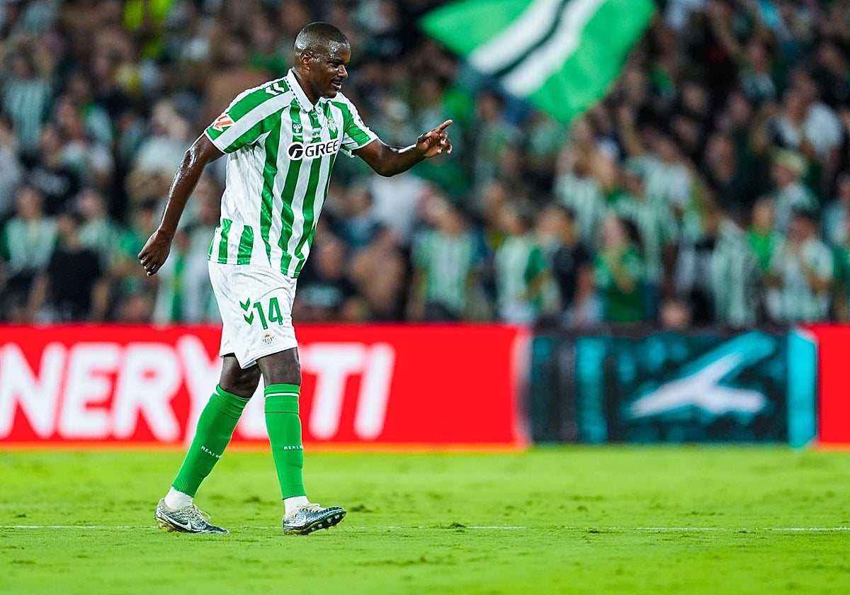 William Carvalho se dirige al banquillo del Betis tras lesionarse en el tendón de Aquiles ante el Leganés