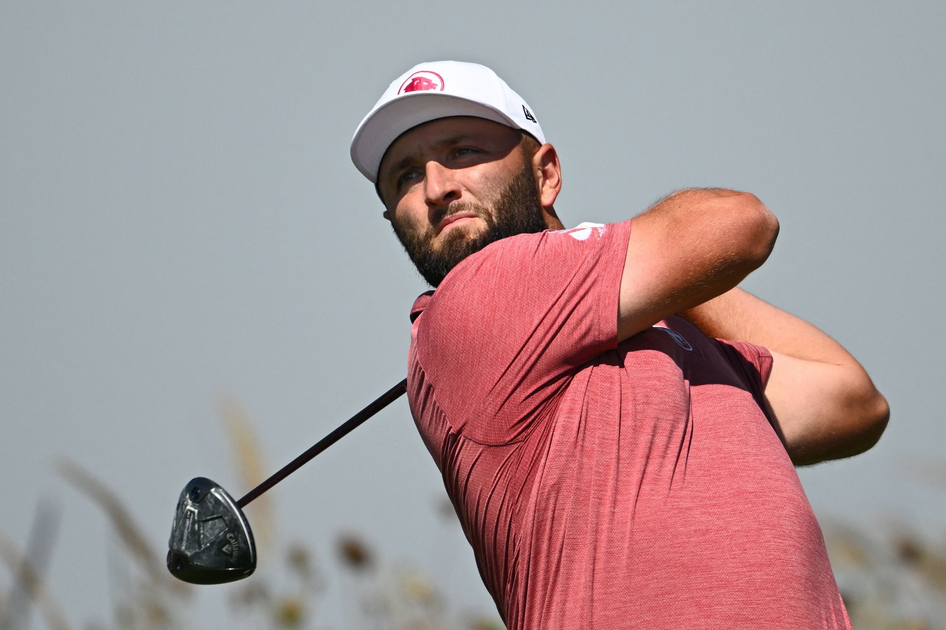 Jon Rahm ejecuta un golpe durante el LIV Golf de Chicago.