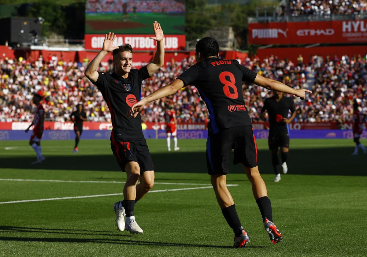 Pedri celebra su gol ante el Girona con Casadó, que le dio la asistencia