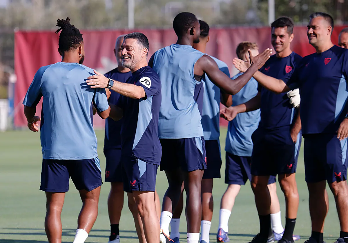 García Pimienta saluda a Ejuke en un entrenamiento reciente