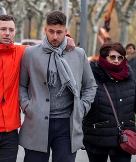 Imagen secundaria 2 - Arriba, Dani Alves, en el banquillo de la Audiencia de Barcelona. Abajo a la izquierda, Rafa Mir, trasladado a los juzgados por la Guardia Civil. A la derecha, Víctor Rodríguez, de gris, uno de los ex del Arandina condenados por agresión sexual