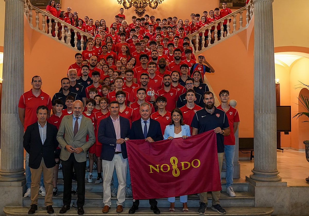 El Balonmano Triana, en la recepción que tuvo este miércoles en el Ayuntamiento de Sevilla