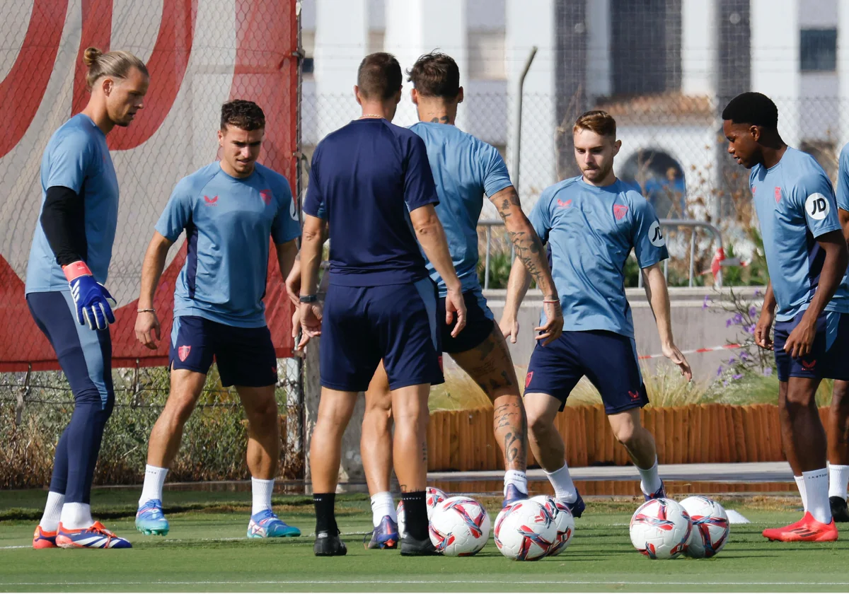 Varios jugadores participan en un rondo durante una sesión de entrenamiento previa al Alavés - Sevilla