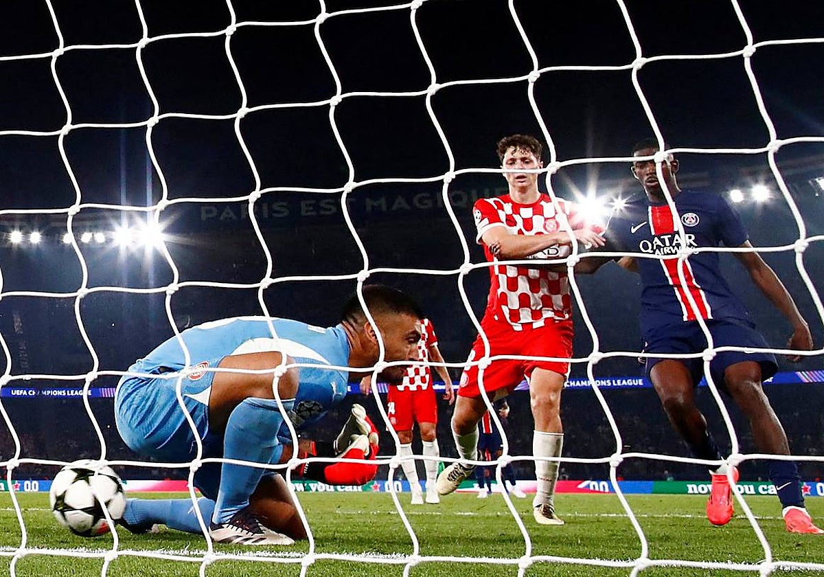 Gazzaniga pierde el esférico de sus manos y acaba por debajo de sus piernas, entrenado a su portería