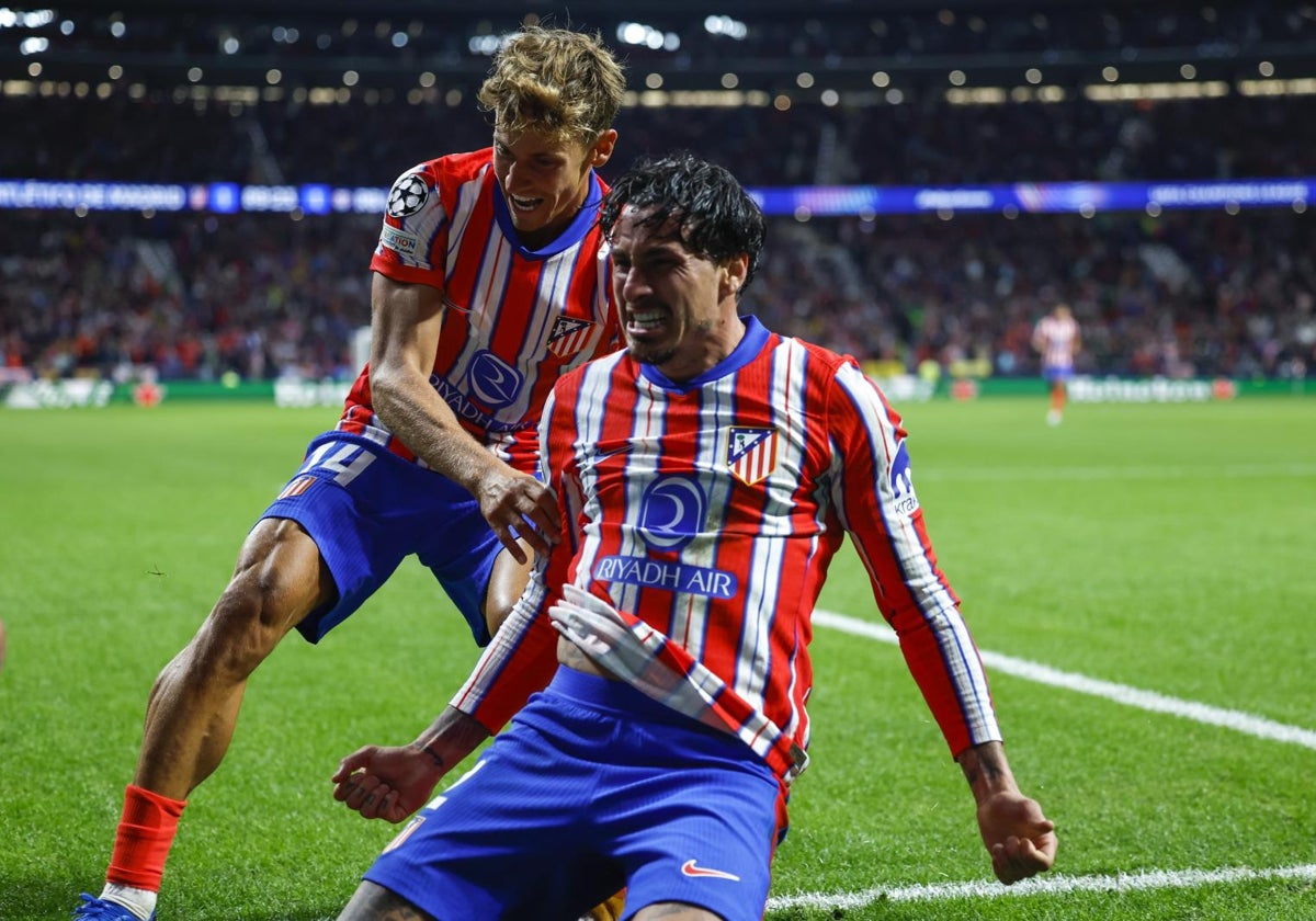 Giménez y Llorente celebran el gol de la victoria del Atlético, obra del uruguayo