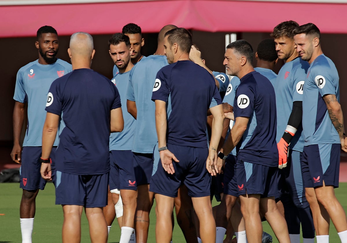 García Pimienta y su cuerpo técnico, con sus jugadores en uno de los entrenamientos de esta semana