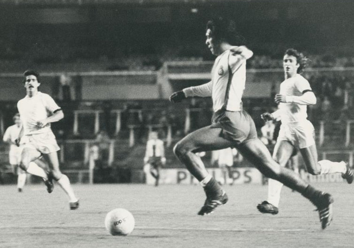 Partido  disputado en el estadio Santiago Bernabéu entre el Real Madrid y el RCD. Español, que terminó con empate a cero, en diciembre de 1978. Desde entonces el Real Madrid siempre ha conseguido marcarle a su rival en sus visitas en Liga. En la imagen, Benito y Sol intentan cortar el avance Pavón, delantero centro rival.