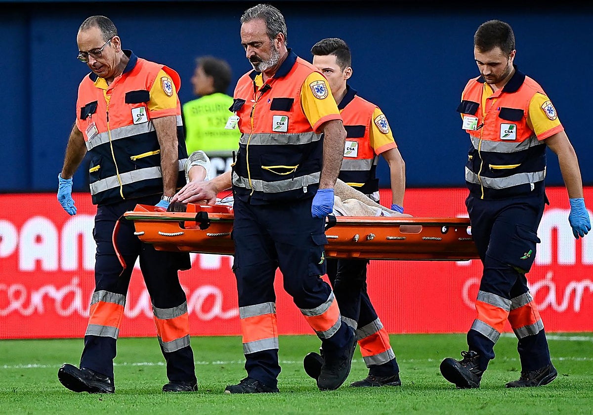 Stregern, retirado en camilla