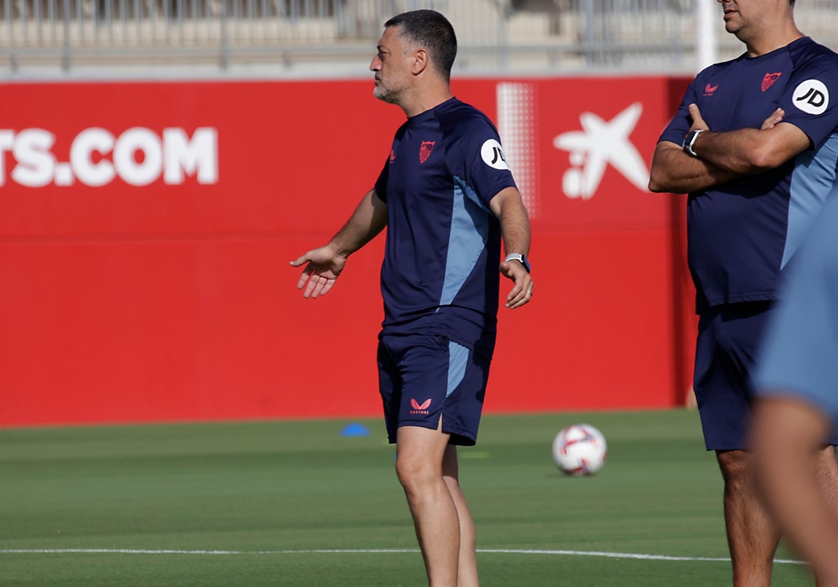 García Pimienta, en el entrenamiento del Sevilla FC