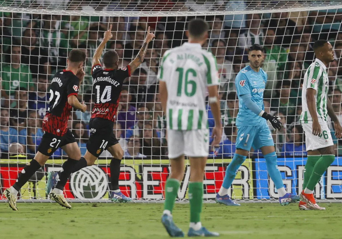 El Mallorca pone palos en las ruedas del Betis (1-2)