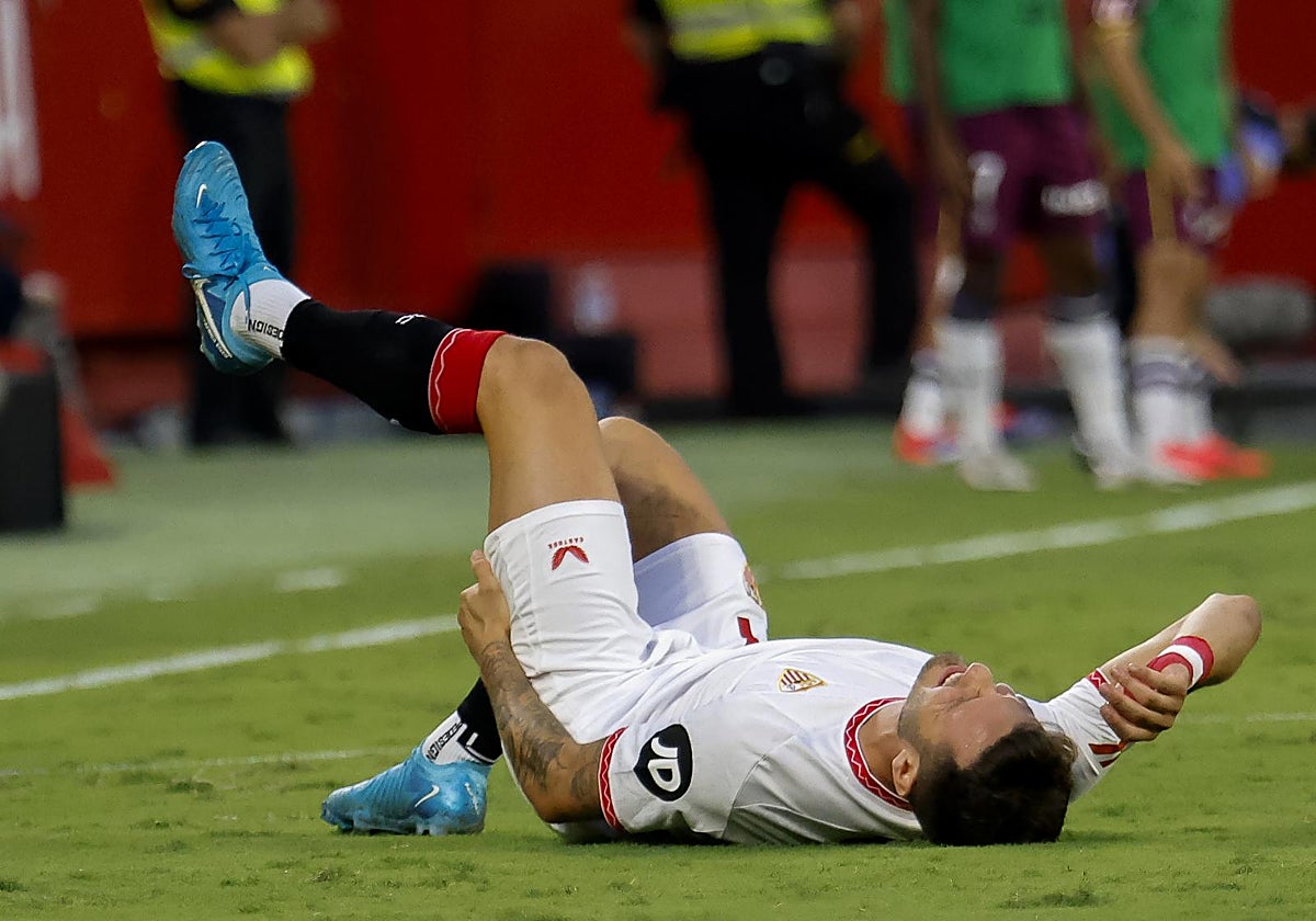 Saúl se lleva la mano a la parte posterior de su muslo izquierdo tumbado en el césped