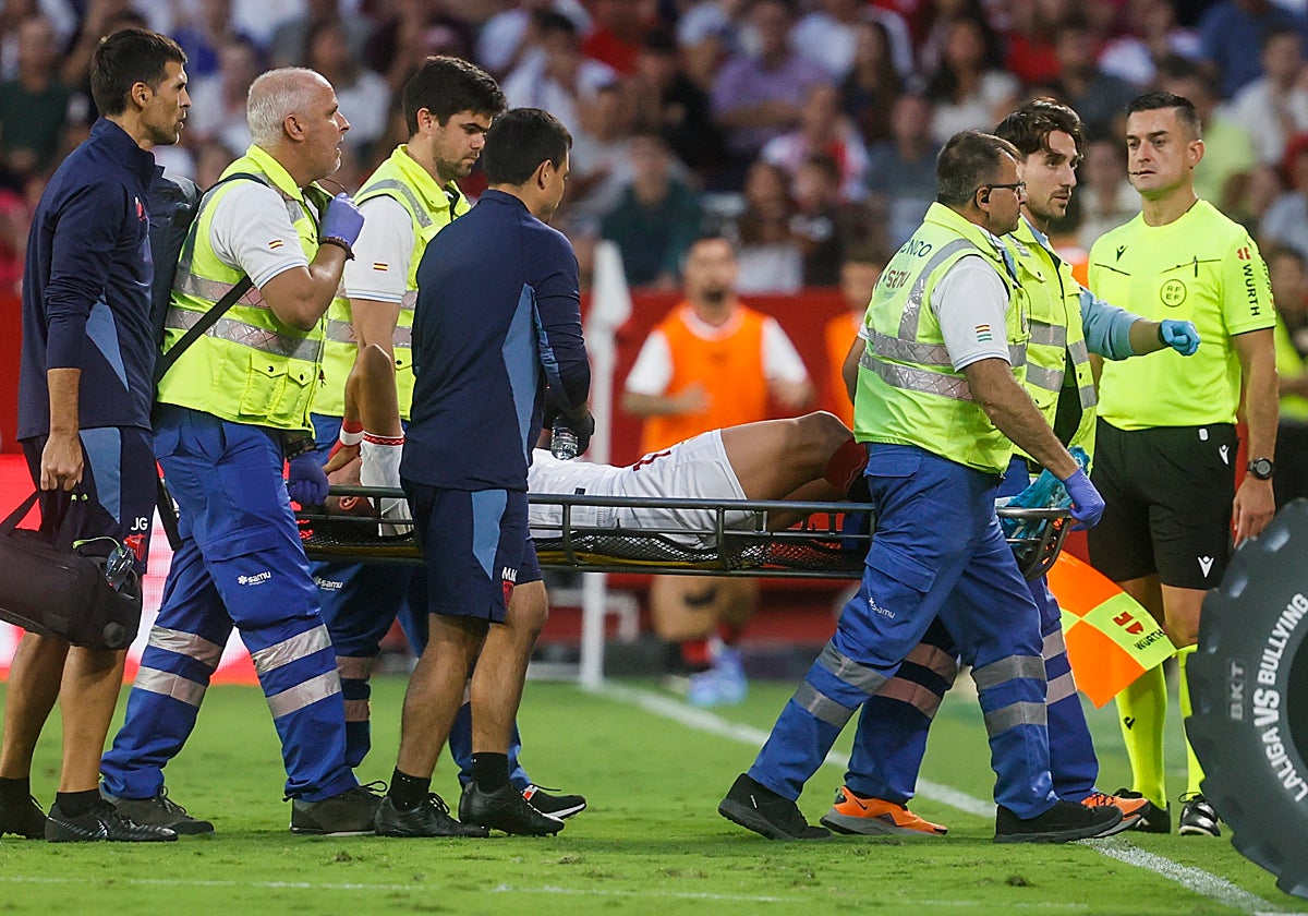Saúl saliendo en camilla del césped del Ramón Sánchez-Pizjuán