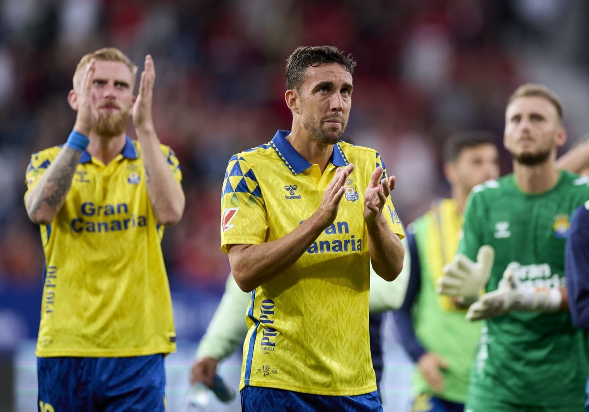 Los jugadores de Las Palmas aplauden a su afición tras el encuentro ante el Osasuna