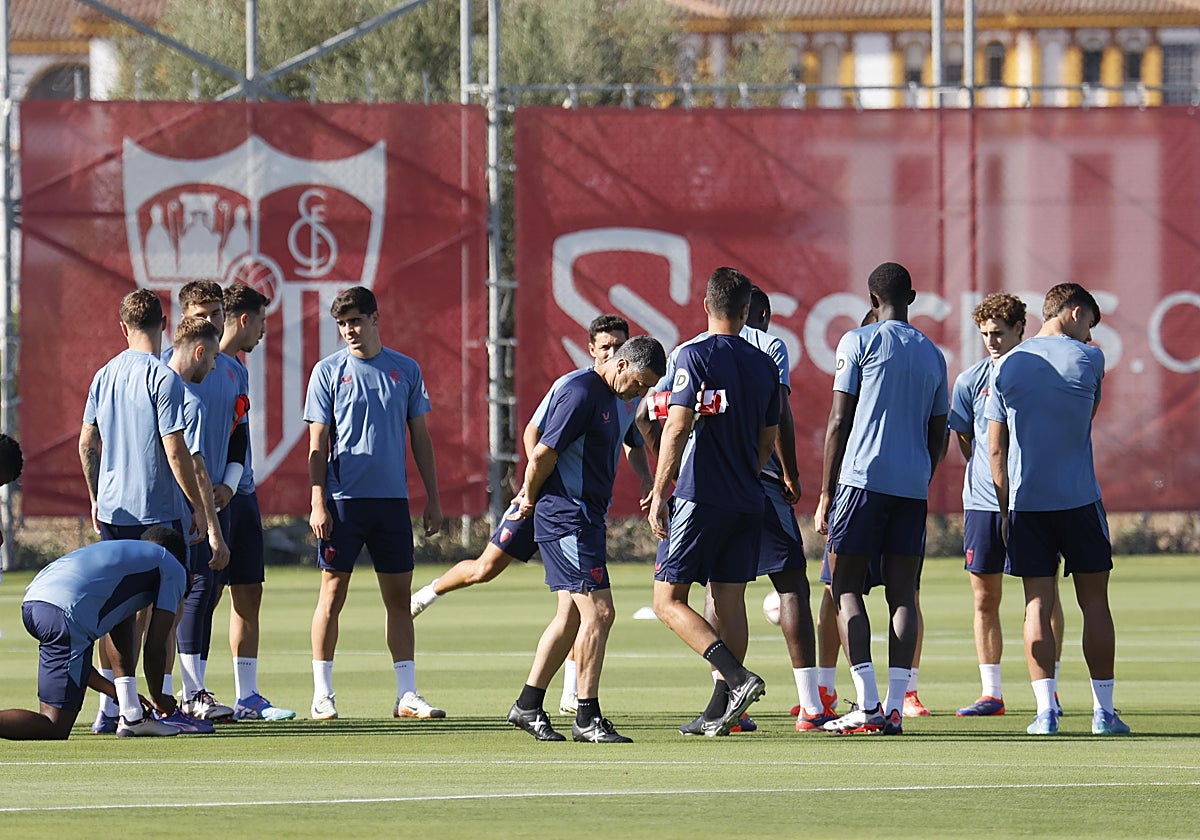 García Pimienta, junto al grupo al comienzo del entrenamiento de este viernes