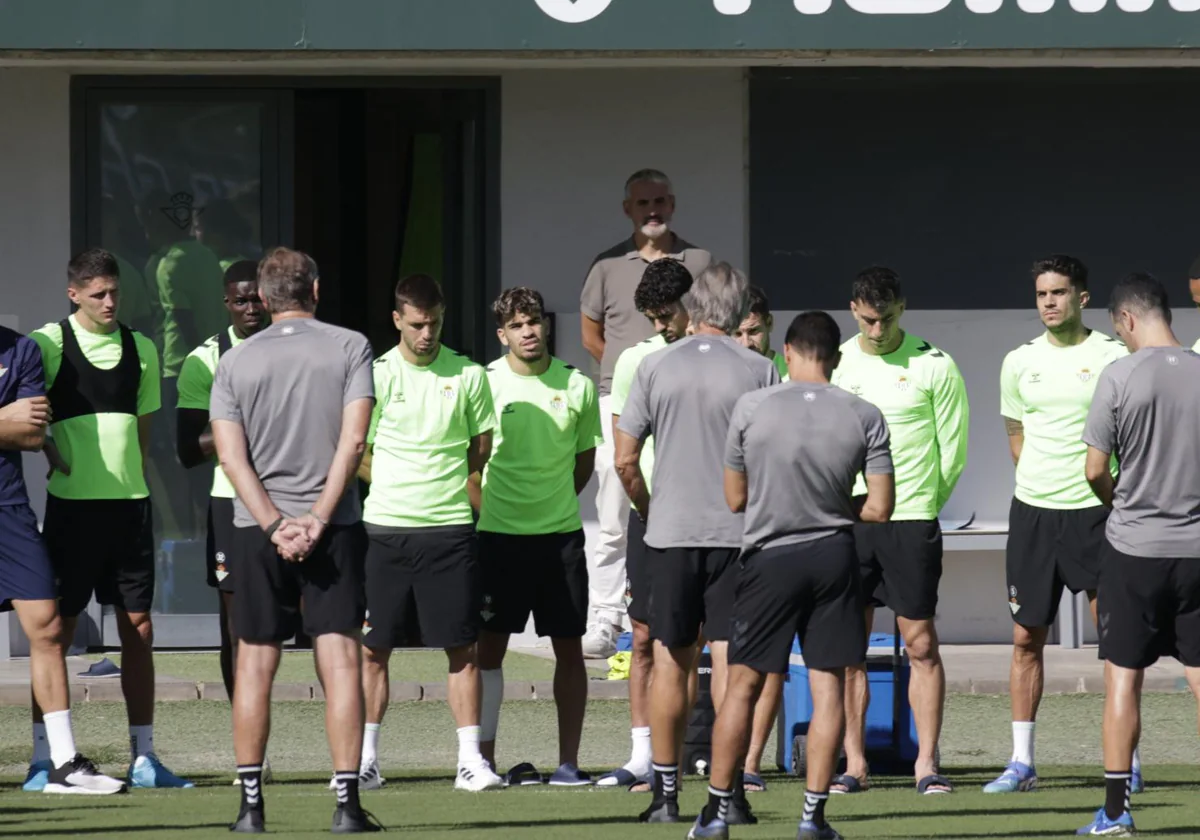 Los jugadores del Betis, atendiendo a Manuel Pellegrini en un entrenamiento