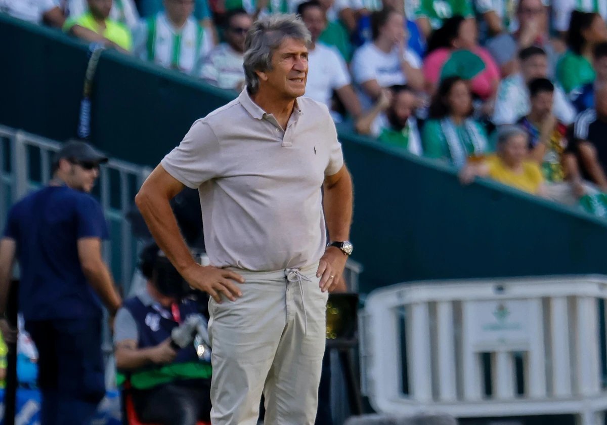 Pellegrini, atento al juego en el transcurso del Betis - Espanyol