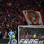 El Atlético expulsa al ultra que llevaba una navaja