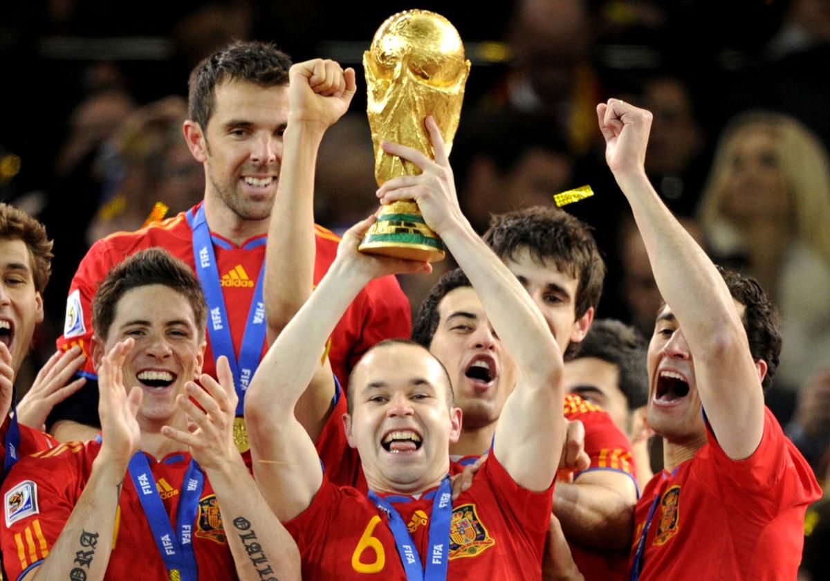 Andrés Iniesta con la Copa del Mundo