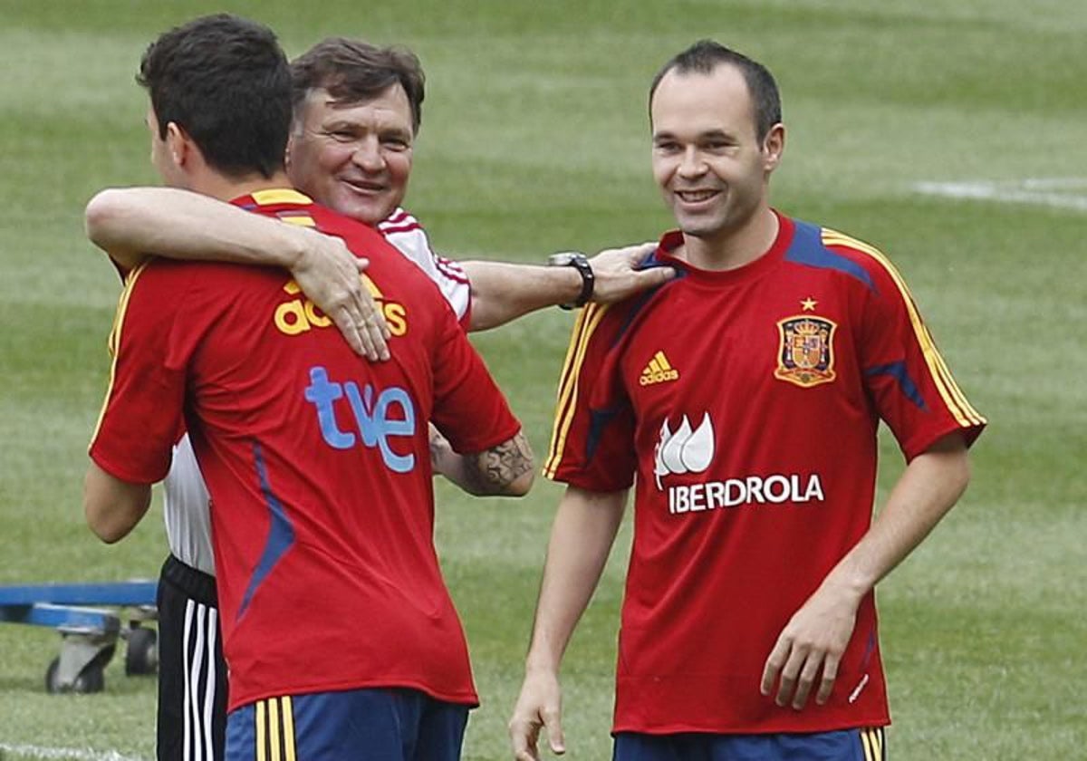 Iniesta con Cesc y Camacho en un entrenamiento de la selección