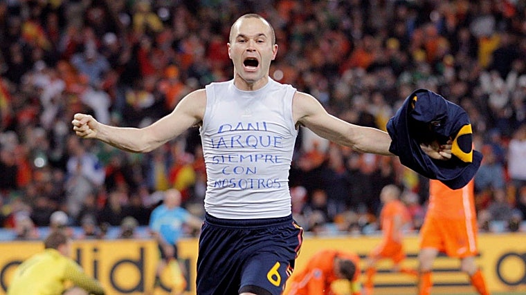Las cinco imágenes más icónicas de la carrera de Andrés Iniesta