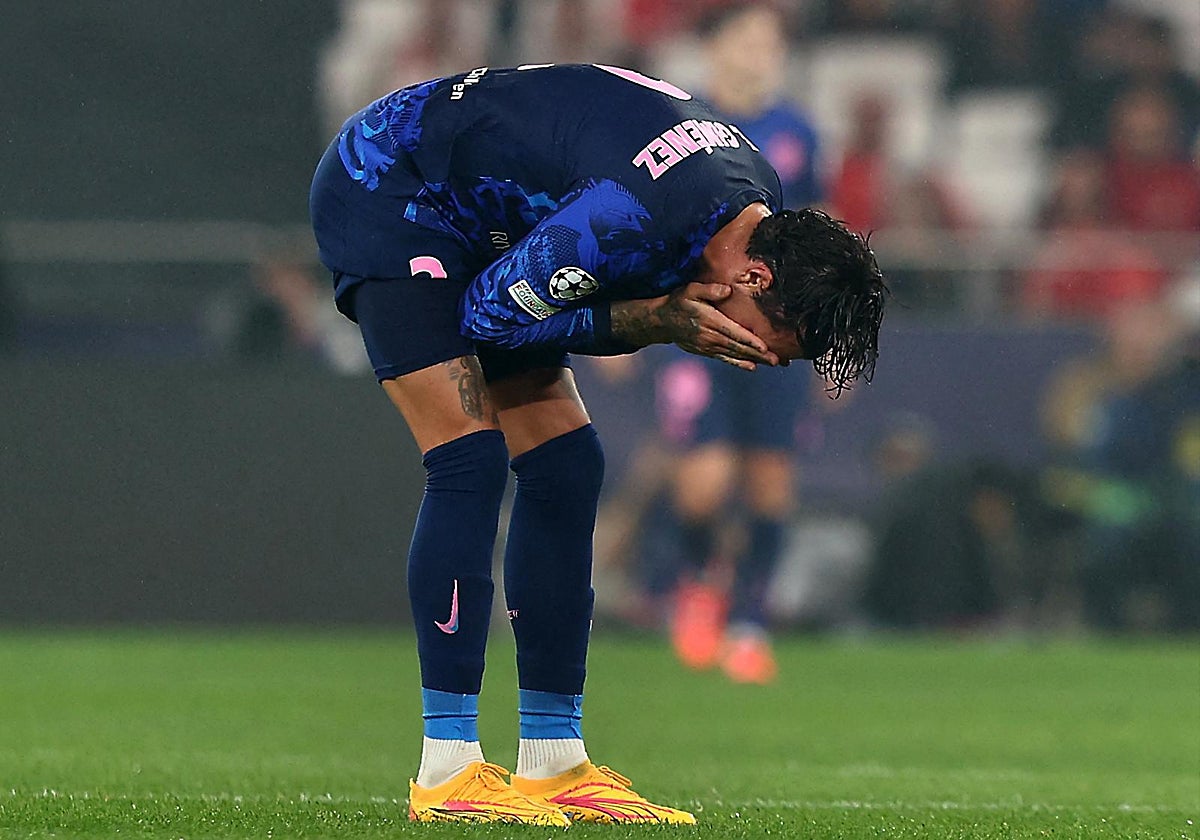 Giménez se lamenta durante el Benfica-Atlético de Madrid