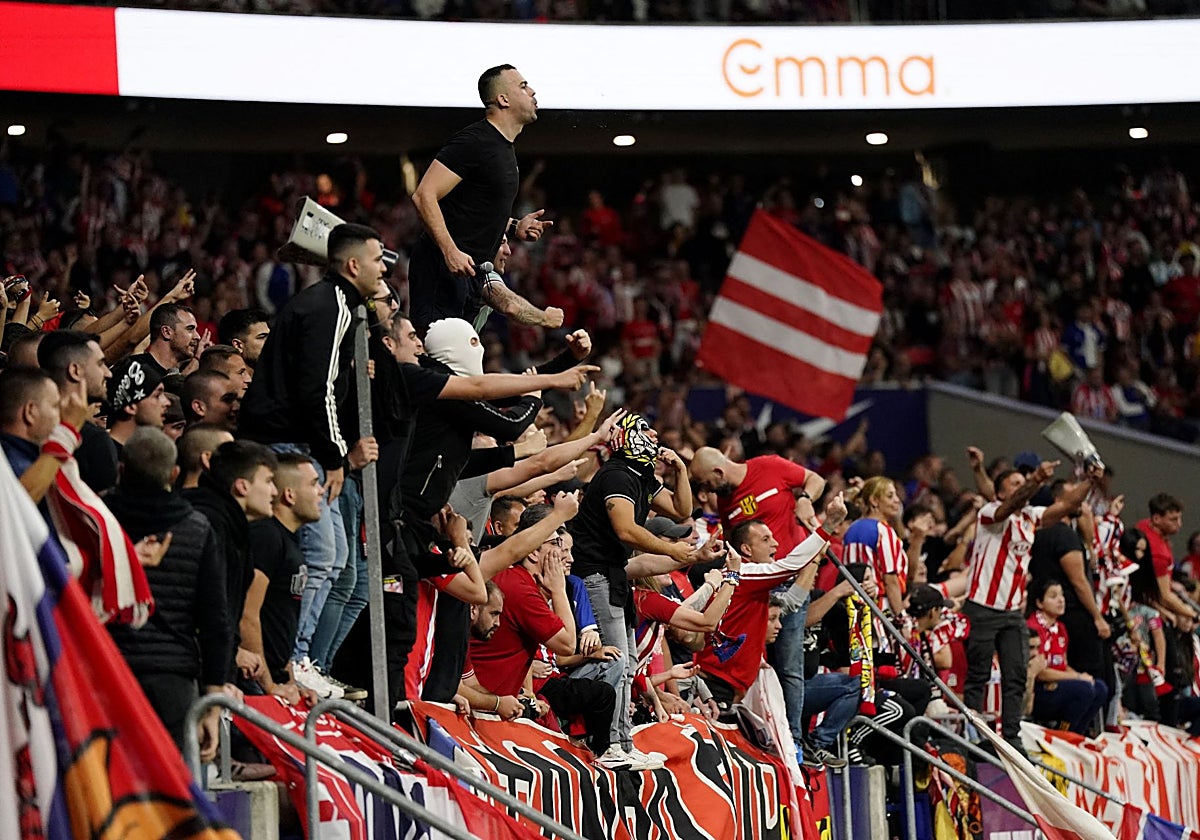 Ultras encapuchados en el fondo sur del estadio Metropolitano
