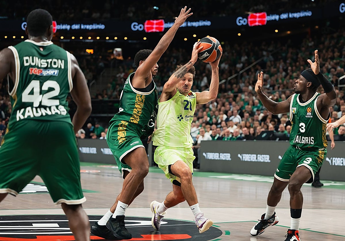 Laprovittola intenta anotar ante la defensa del Zalgiris