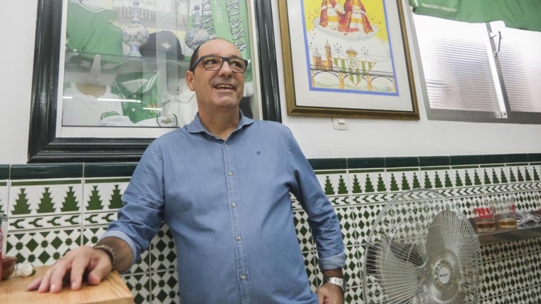 Francisco Chicas hace un recorrido visual por todos los cuadros y objetos de la Peña Bética de Triana