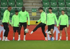 El Betis se entrena en Polonia y ya mira al derbi