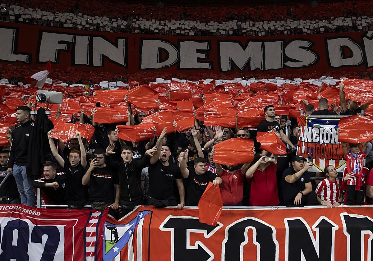 El fondo sur, donde se ubica el Frente Atlético, antes del comienzo del derbi madrileño