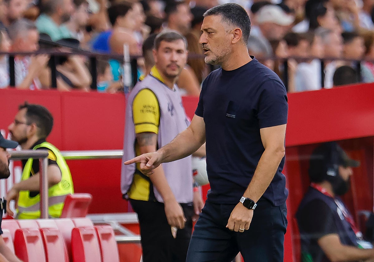 Xavi García Pimienta da indicaciones en la banda durante el Sevilla-Betis en el Sánchez-Pizjuán