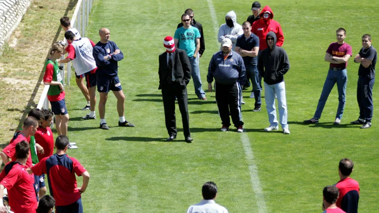 Pese a los casi 20 años de la imagen, muchos aún recuerdan el asalto al entrenamiento por la mala campaña del equipo, también encapuchados.