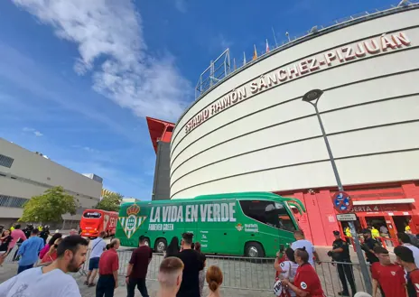 Imagen secundaria 1 - Una fiesta de despedida para Jesús Navas