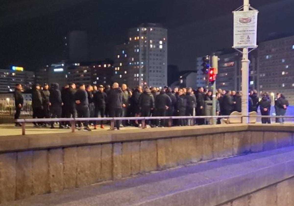 Ultras malaguistas en las inmediaciones de Riazor