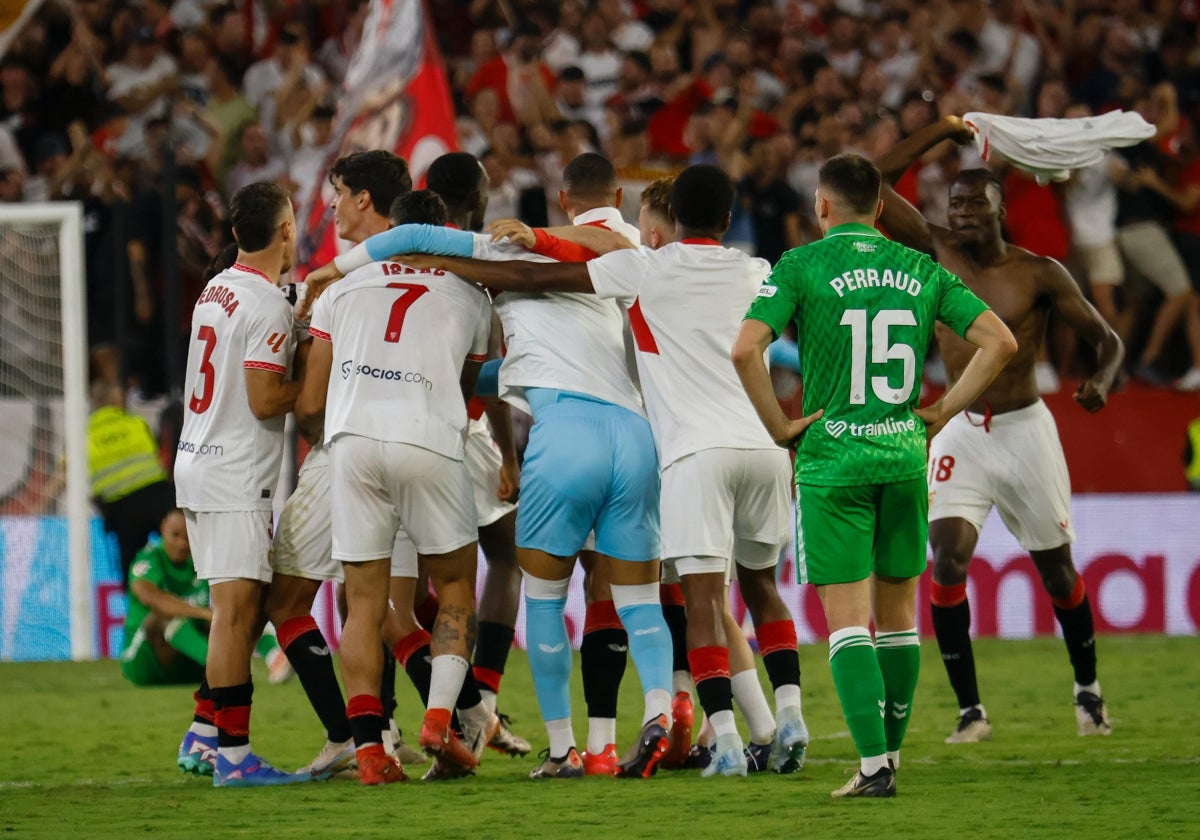 Los sevillistas celebran su triunfo en el derbi