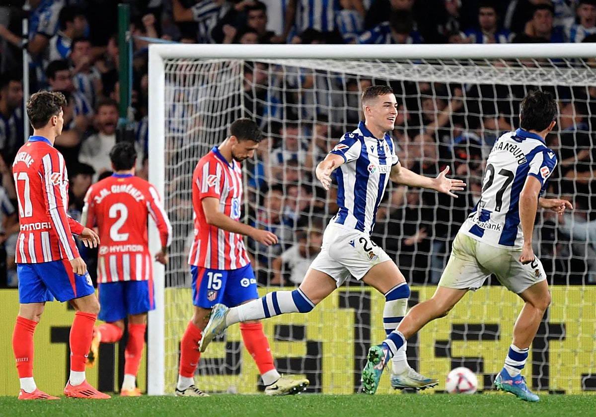 Sucic celebra su golazo ante la decepción de los futbolistas del Atlético