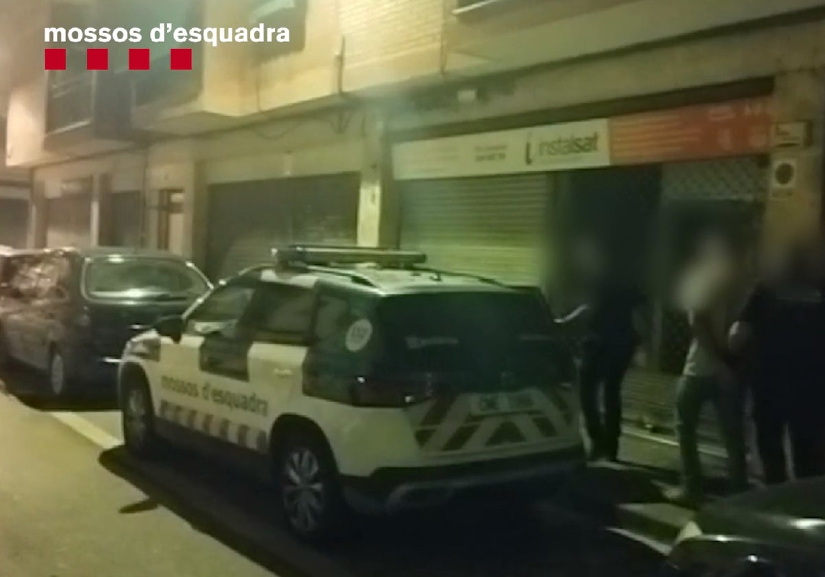 Agentes trasladan a uno de los detenidos por la batalla campal en Cornellá