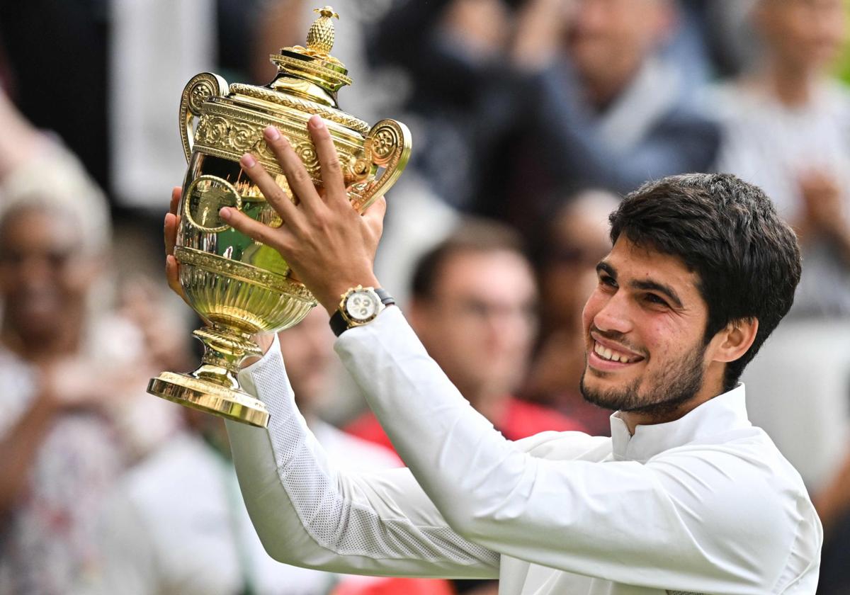 Carlos Alcaraz levanta el trofeo en Wibledon en una imagen de archivo