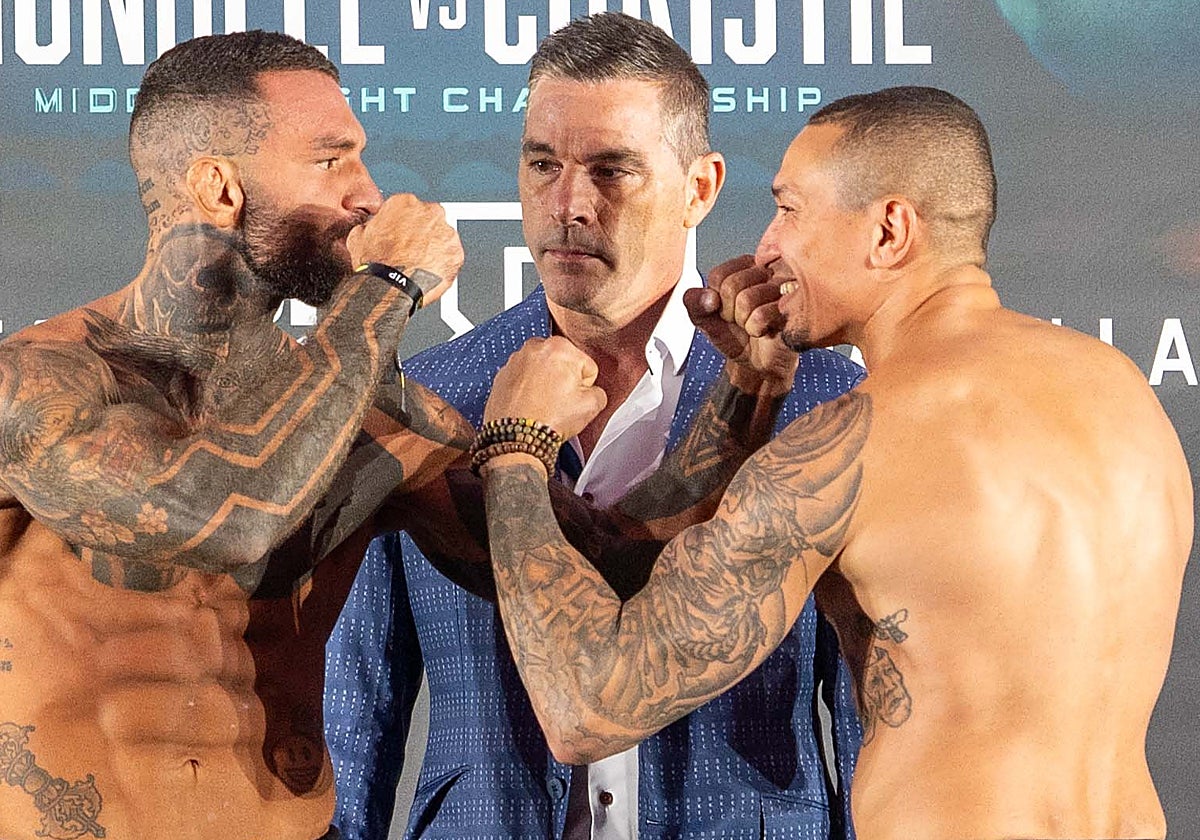 El presidente de BKFC, David Feldman (centro), mira a Franco Tenaglia, representante de España en la pelea estelar