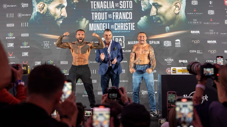 Franco Tenaglia (izquierda), protagonista del combate estelar, ante Tony Soto (derecha)