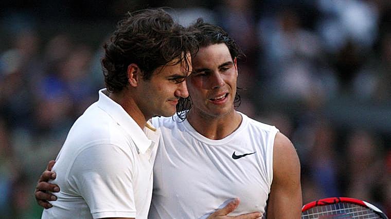 Nadal junto a Federer, tras ganarle en Wimbledon 2008, en el partido calificado como el mejor partido de la historia del tenis