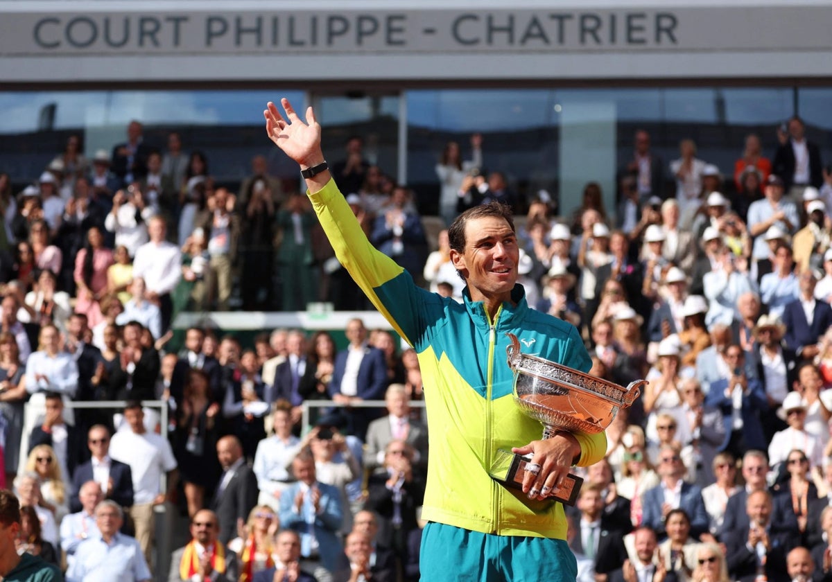 El tenista balear, Rafael Nadal, con su último trofeo de 'Roland Garros' en una imagen de archivo